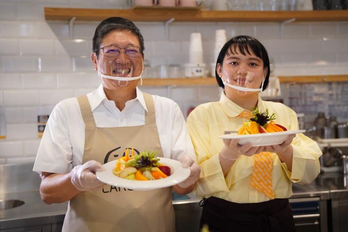 官網-庇護員工與縣長楊文科用心完成餐點.JPG