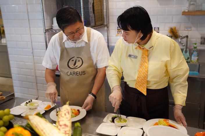 官網-庇護員工與縣長楊文科製作餐點,細節都不馬虎。.JPG