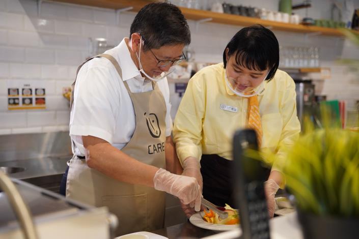官網-庇護員工與縣長楊文科製作餐點。.JPG