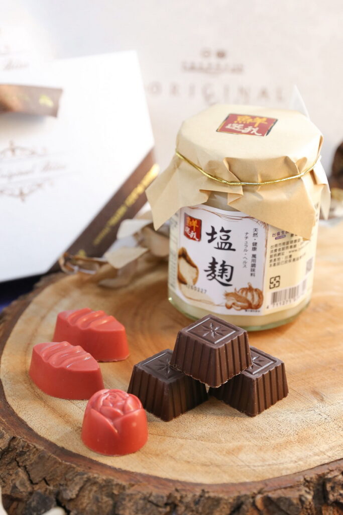 台糖長榮酒店與臺鹽公司合作的「藝饗魔炫巧克力-甜鹽巧禮」,結合塩麴、玫瑰與松露帶出甘醇鹹甜好滋味,堪稱全糖城市2024最佳伴手禮,也是獻給媽咪的最佳母親節賀禮。