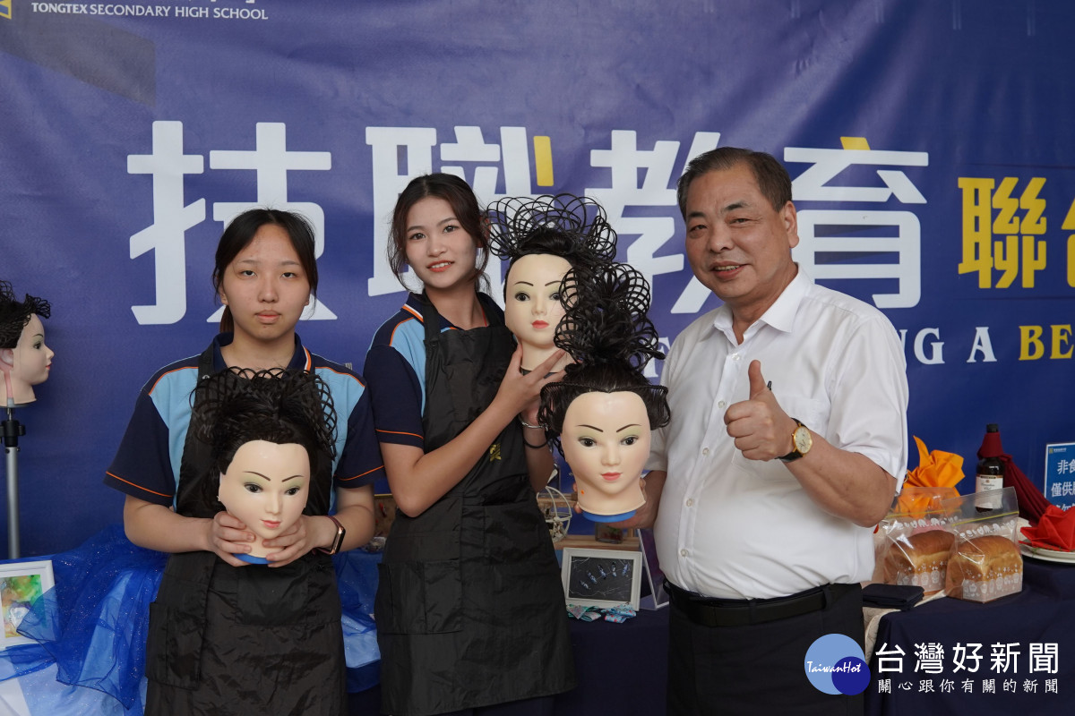 陳見賢參觀美髮、水電等成果展示攤位,肯定同學作品有相當的水準。
