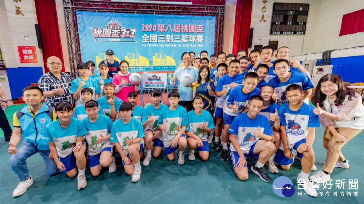 市長與大成國中籃球隊一同合影留念。<br /><br /> <br /><br />