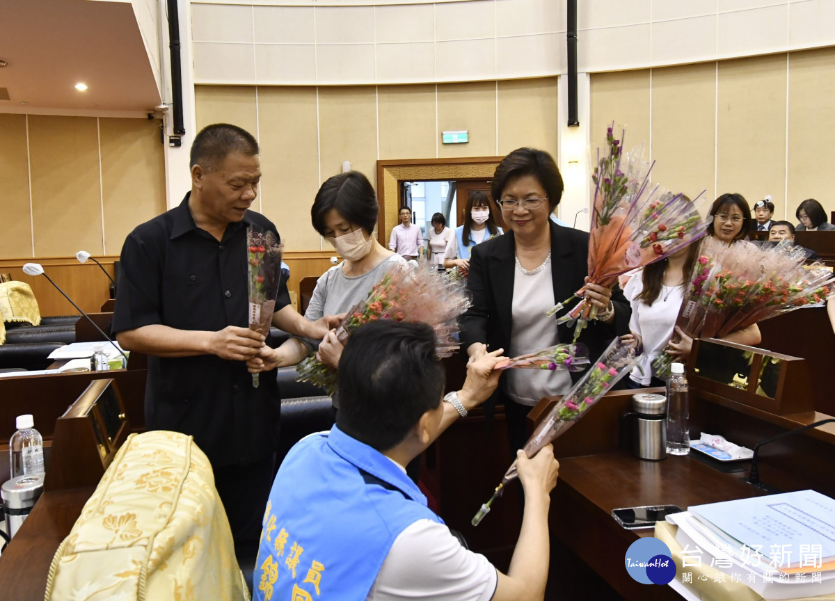 彰化縣長王惠美、彰化縣副議長許原龍準備彰化在地優質康乃馨,致贈給與會議員及縣府一級主管等人,傳遞祝福。圖/記者鄧富珍攝