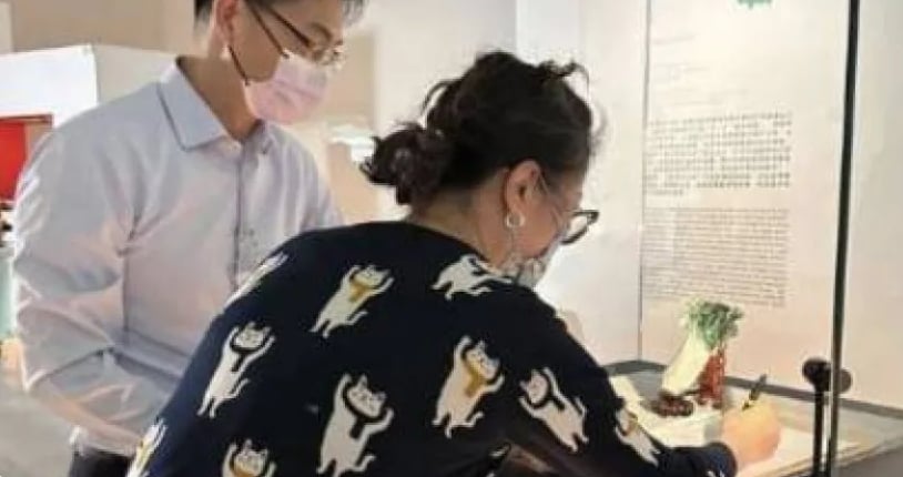 故宮博物院人員直接在翠玉白菜旁簽署文件,挨轟對文物不重視。翻攝靠北藝術臉書