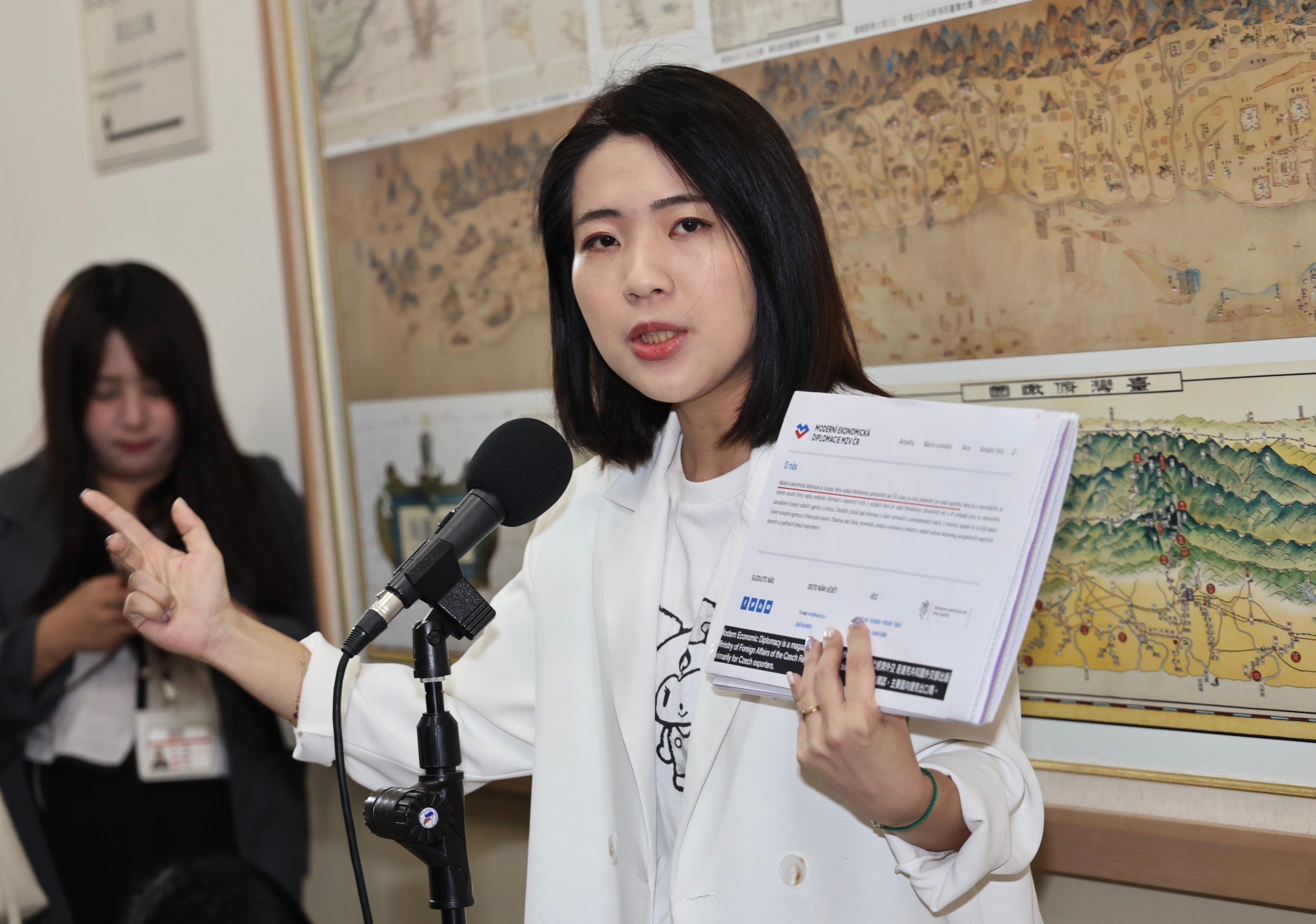 遭外交部控告洩密,徐巧芯今出示文件,指捷克外交部國際期刊早已揭露相關相關資料。林啟弘攝