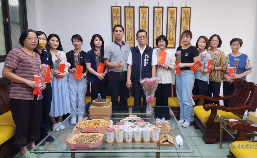 ▲圖說:歡慶母親節,大甲警長與警友主任獻上康乃馨花束及超市禮券表祝福 (圖/台中市政府提供)