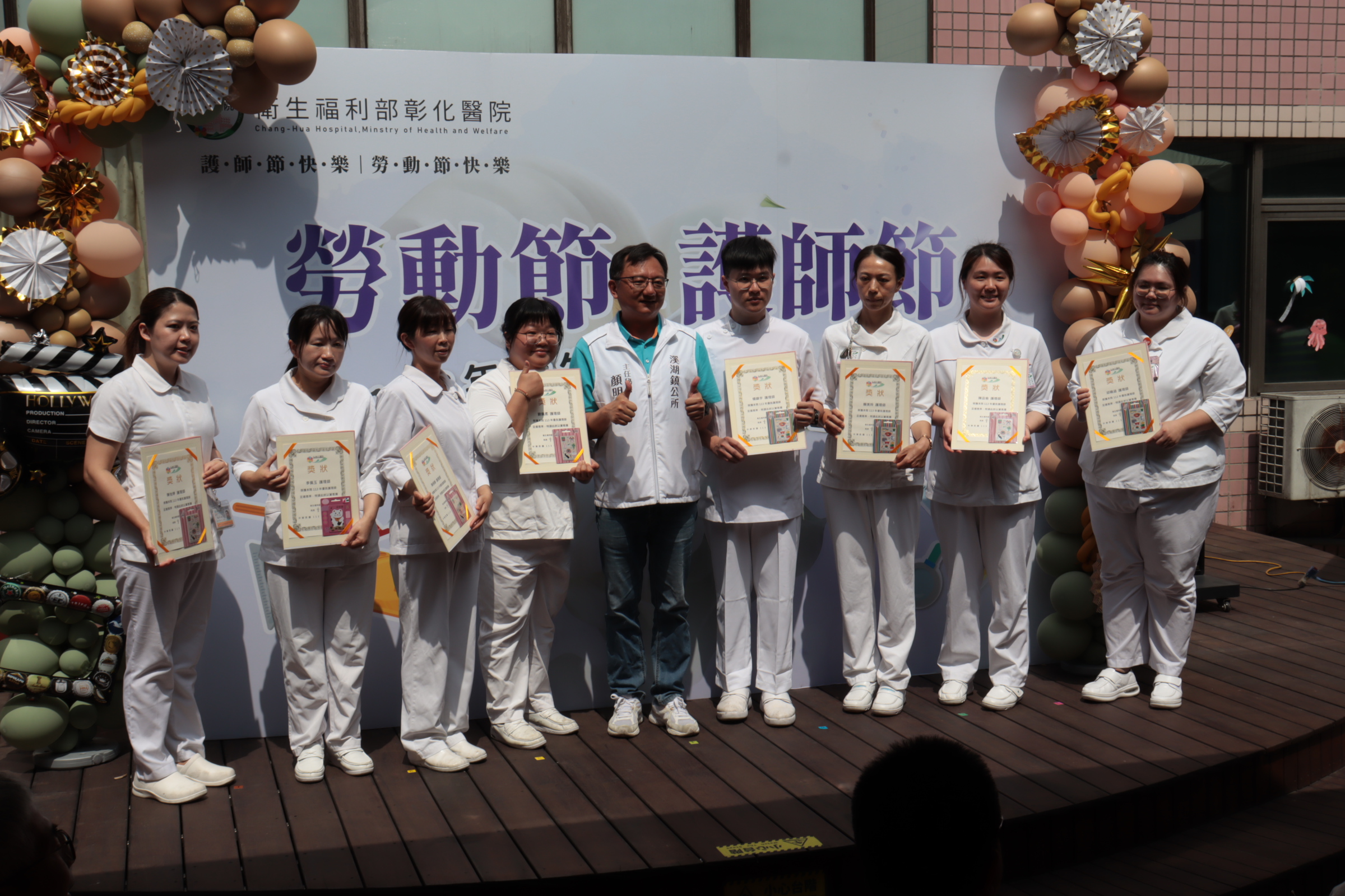 ▲彰化醫院辦理護師節、母親節、勞動節慶祝活動，會場布置成海洋風，護理師手持「護理之花」海芋，象徵傳承，為醫院注入了一股溫馨的暖流。（記者張溎壕攝）