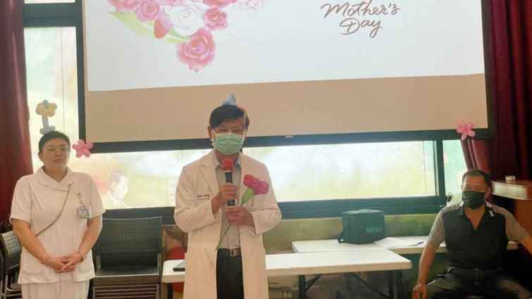 ▲詹賜貳 院長表示此次活動旨在鼓勵家屬積極表達對長輩的關愛，並透過古老的洗腳傳統，將溫暖和關懷傳遞給他們。（二基醫院提供）