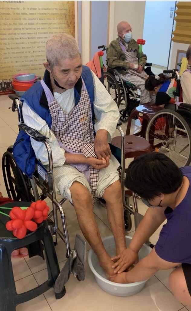 ▲家屬以「甲父母洗腳」表達對母親的感恩與愛意。（二基醫院提供）