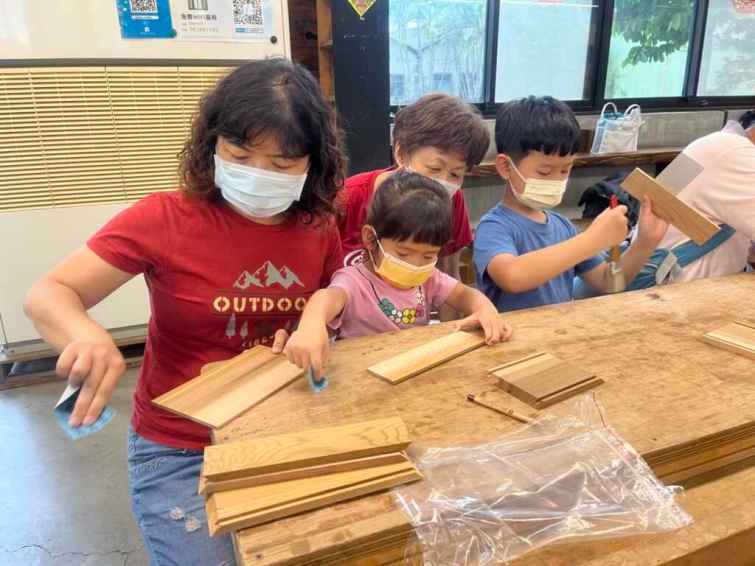 ▲透過阿公阿嬤和孫子女的活動過程中，相互瞭解珍惜彼此互動的時光，以促進世代情感連結，留下美好的回憶。（台南市政府提供）