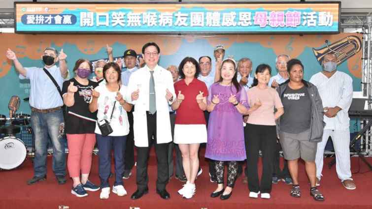 ▲陳穆寬總院長（前排左三）表示，30年治療口腔的經驗裡，最重要的是看到台灣媽媽的偉大。（彰基醫院提供）