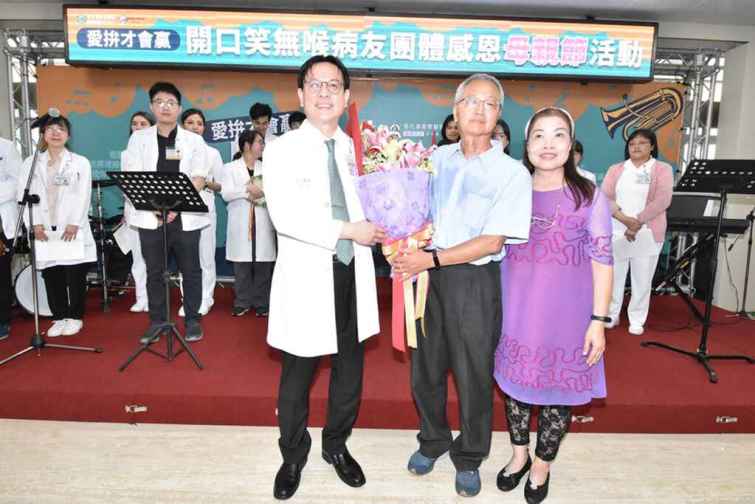 ▲病友張博勝（中）與妻子李月貞（右），獻花感謝陳穆寬總院長給予的生命希望。（彰基醫院提供）