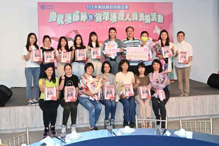 ▲為紀念南丁格爾，5月12日是國際護師節，衛生局為感謝公衛護理人員辛勞，舉辦「113年度南投縣政府衛生局慶祝護師節暨衛生局(所)資深護理人員表揚活動」。（記者張玉泰攝）