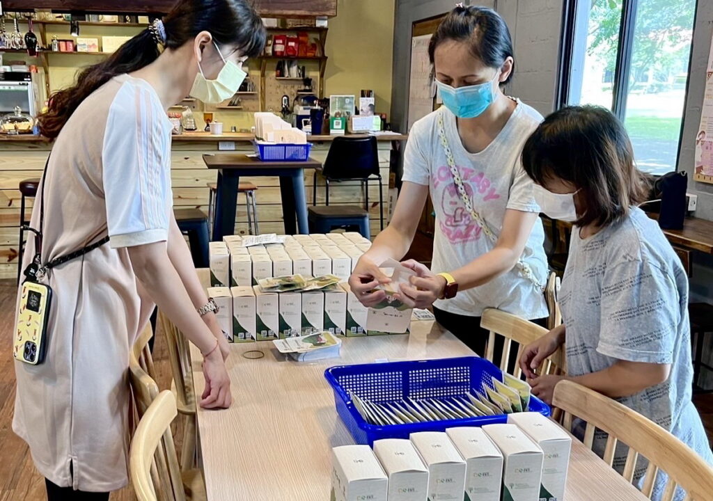 透過創新永續商業模式，用以工代賑的方式讓受地震影響工作的民眾，為自己賺得一份收入。（芥菜種會提供）