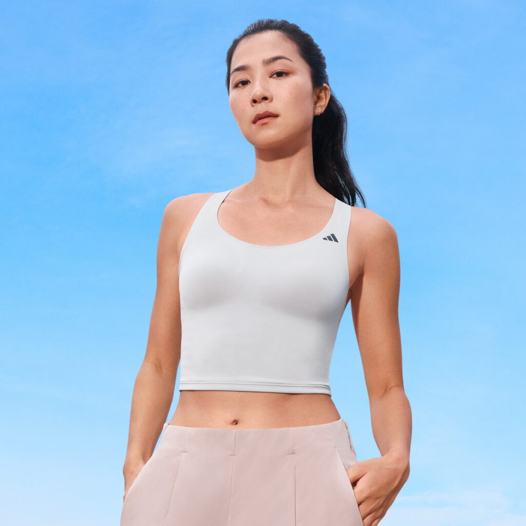 adidas「2 IN 1運動背心」一件即可穿出門成為女性的夏日救星!