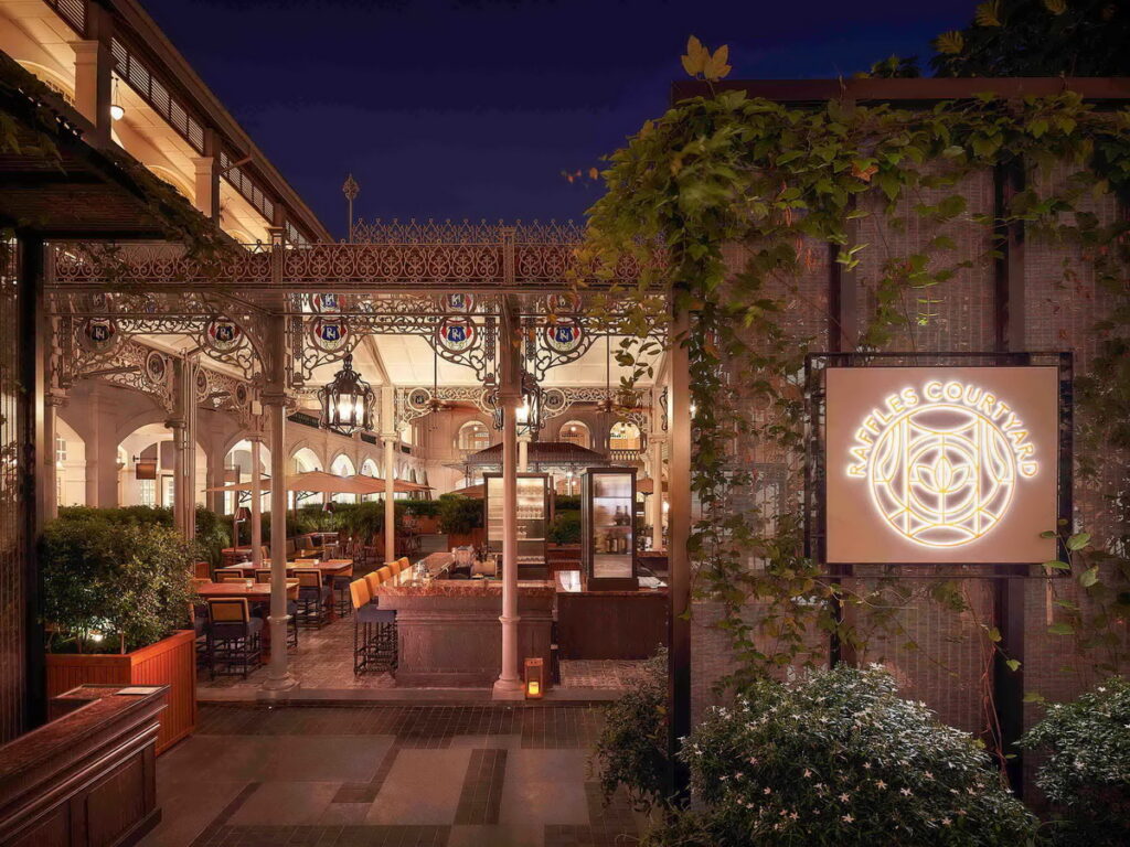 「新加坡萊佛士酒店」位於市中心,擁有 14 間精緻餐廳。(圖片由Booking.com提供)