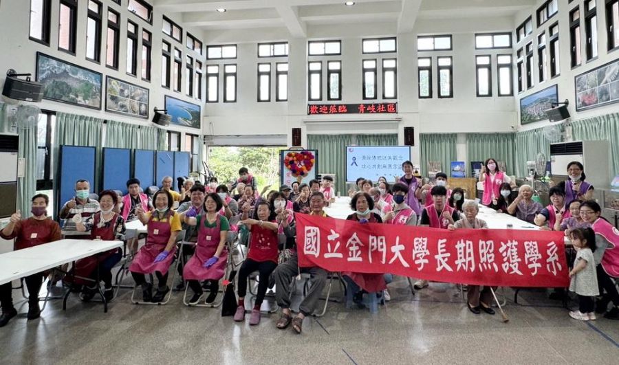 向母愛致!敬烈嶼青岐社區與金大學生共製康乃馨愛心樹