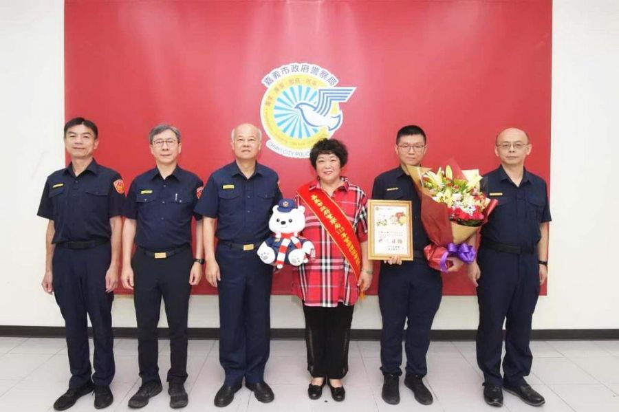 嘉市警察模範母親表揚 里長媽媽陳淑娥獲局長頒獎慶賀