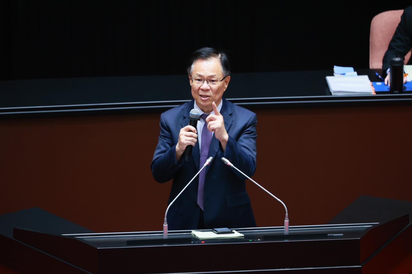 立委張啟楷強調,提高罰則,落實工廠申報危險物品管理;當發生火災時才能讓消防人員能充份掌握現場狀況,保障救災人員安全。(圖/張啟楷國會辦公室提供)