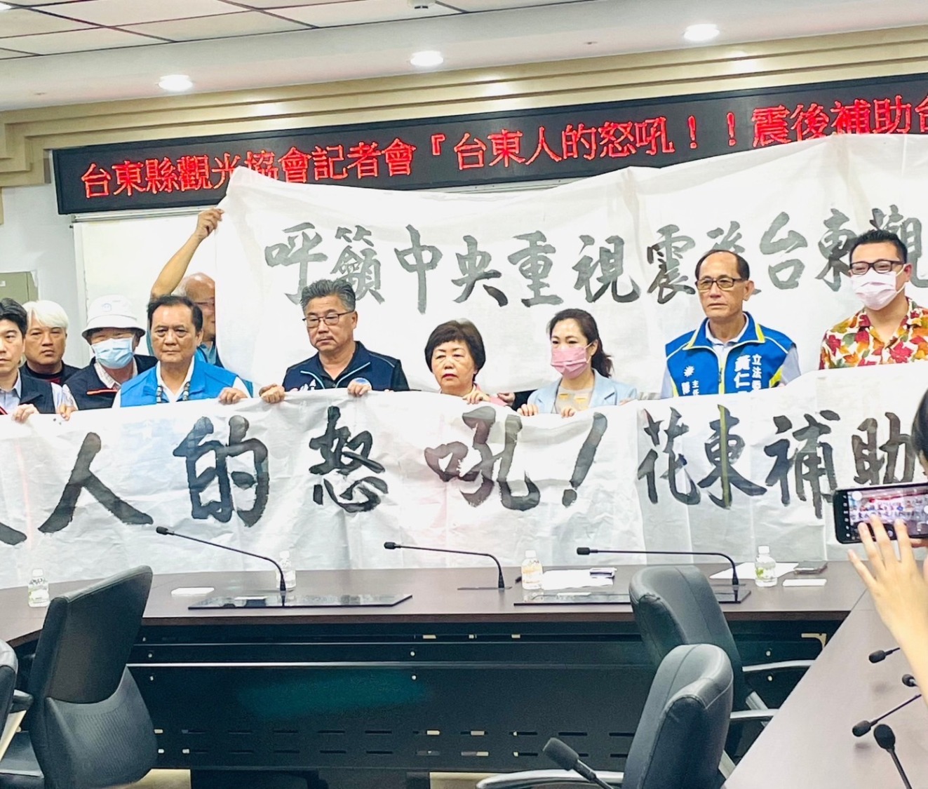 台東縣觀光協會7日集結業者到台東縣議會拉白布條陳情。(圖/黃仁國會辦公室提供)