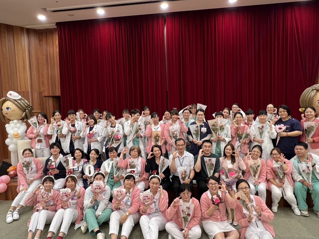 中醫大新竹附醫院長陳自諒特別嘉許了22位出色的護理師。((圖/記者林照東翻攝)