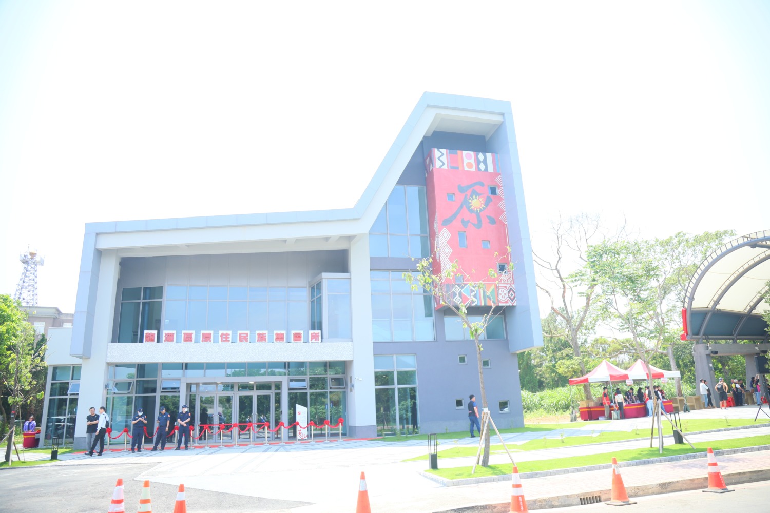 耗資新台幣1億2千萬餘元,龍潭區原民集會所竣工典禮現場冠蓋雲集。(記者包克明攝)