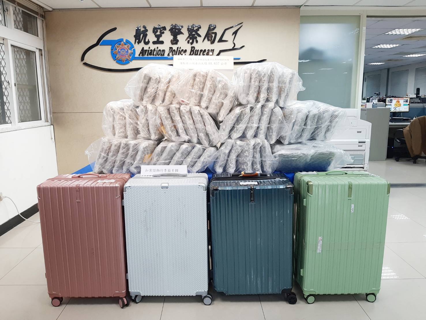 航警局警方此波行動共查獲四件行李箱內藏總重61公斤大麻。(記者徐煜勝翻攝)