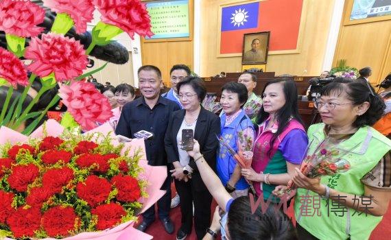 康乃馨獻給母親 彰縣府行動支持在地花農彰顯母愛偉大
