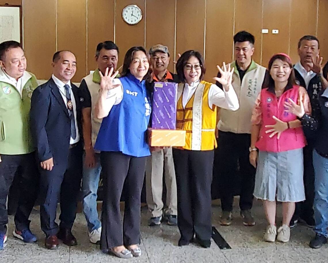 漾新聞|高市議會幫議員及同仁慶祝母親節 康裕成與「五寶媽」李雅芬不忘聊起「媽媽經」 結論「媽媽真偉大!」