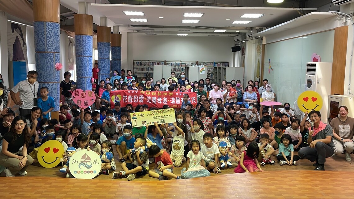 漾新聞|汕尾國小「花獻母愛」「汕」盡孝道 弦樂團社區演奏感謝與祝福