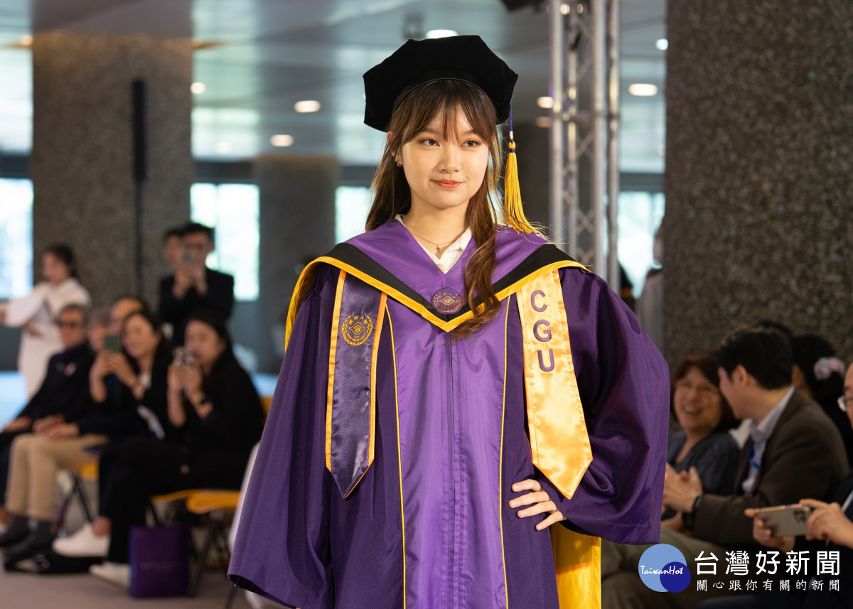 長庚大學發表專屬學位袍,高質感訂製設計非常吸睛。圖為碩士學位袍
