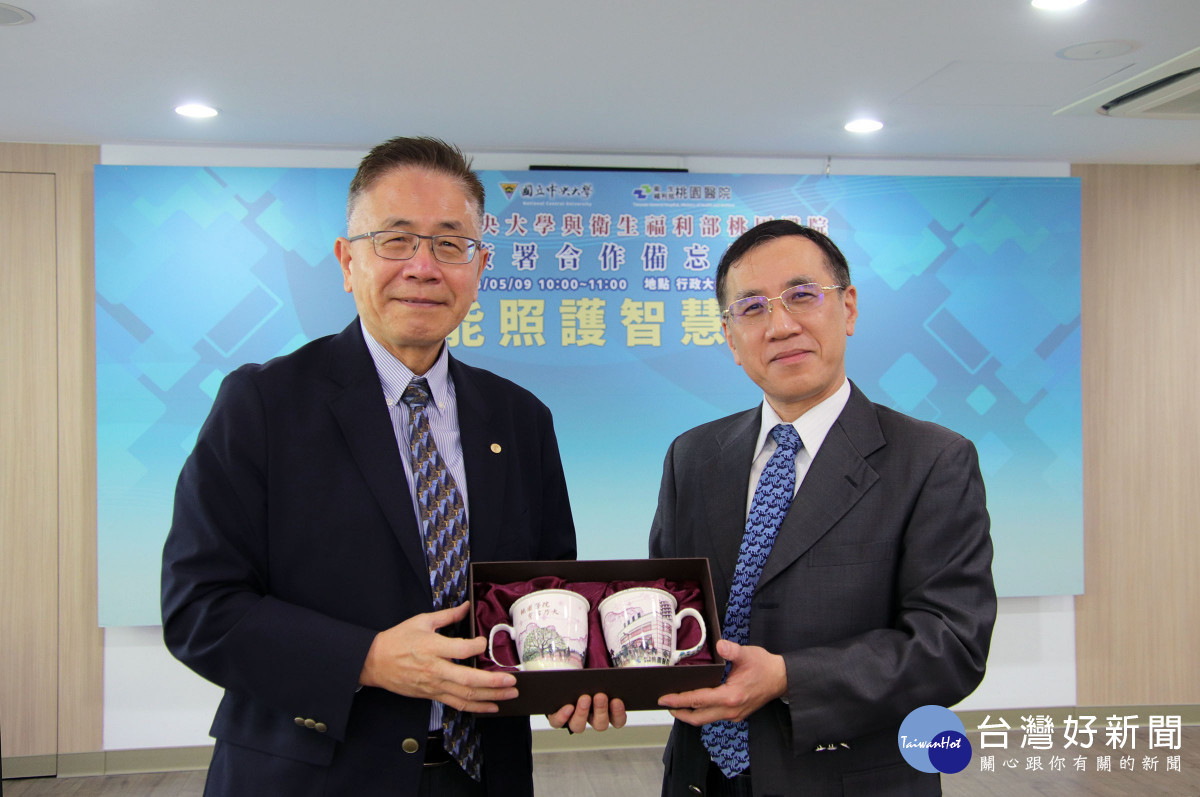 雙方互贈紀念品,象徵合作關係友好」。<br /><br /> <br /><br />