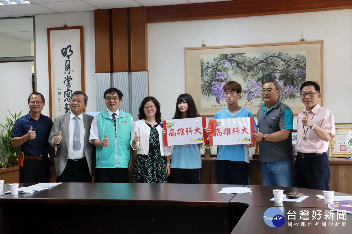 徐理事長 (左四)長年支持母校給予獎勵。(記者扶小萍攝)