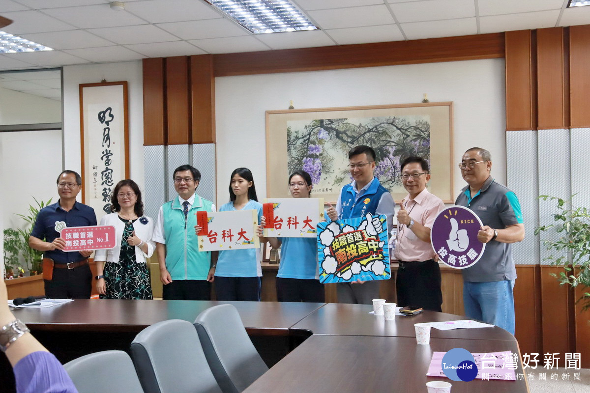 張市長(右三)已在南投推廣就近入學的優勢。(記者扶小萍攝)