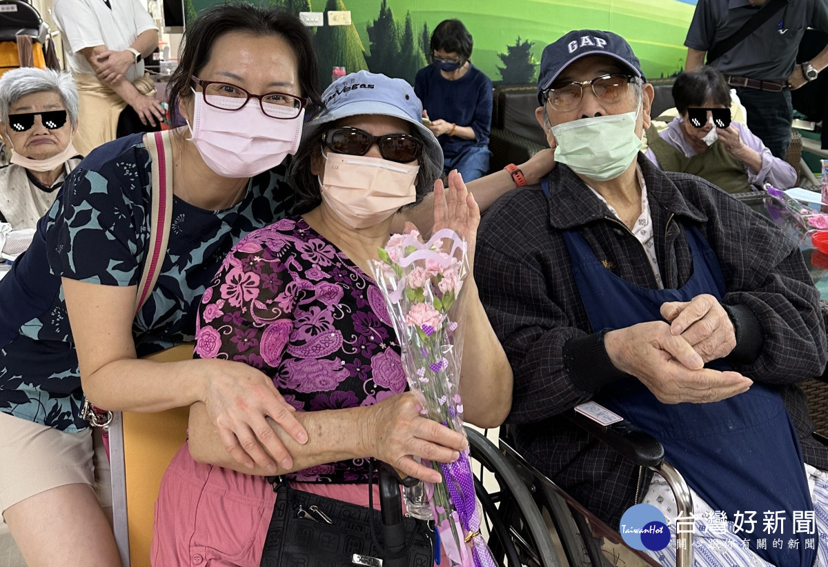 女兒陪伴長輩一起歡慶母親節,祝福長輩平安喜樂,健康樂活