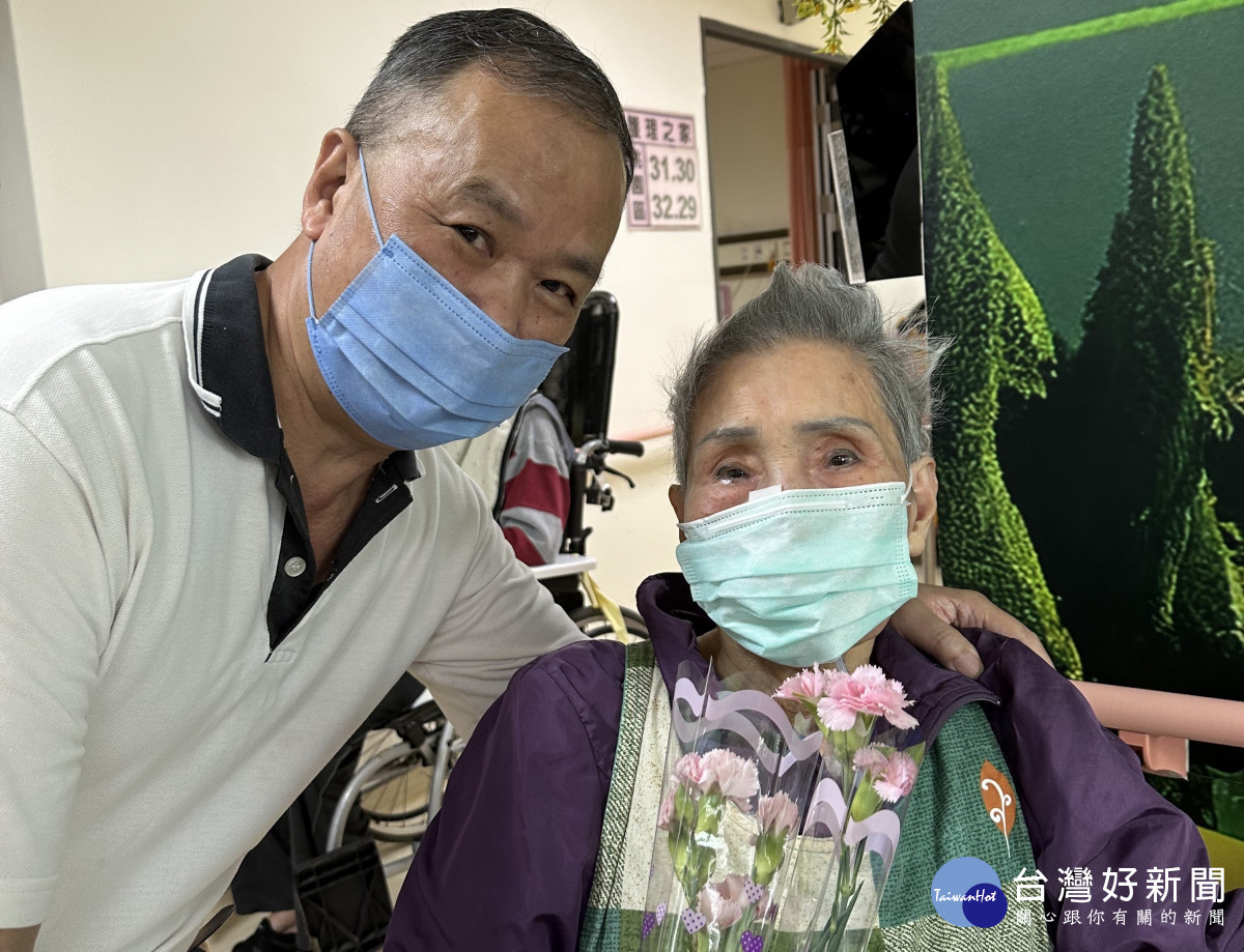 子女親自送上一朵康乃馨,讓長輩們充分感受到溫暖及被重視