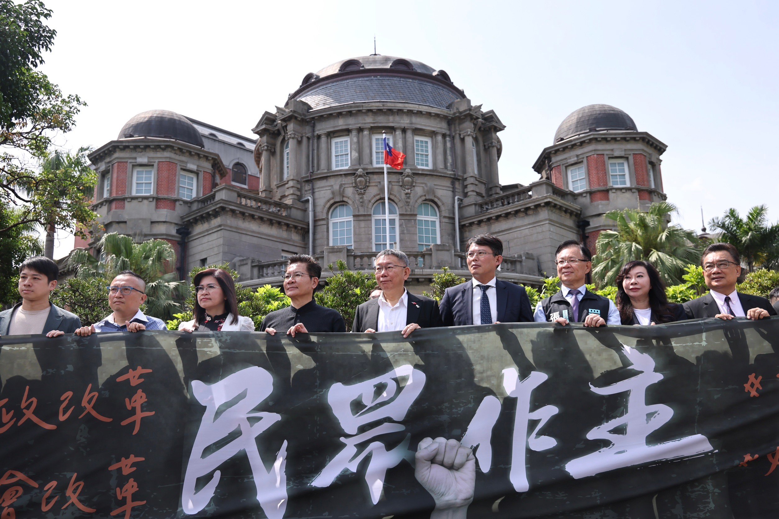 民眾黨主席柯文哲9日帶領黨籍立委,在監察院門口召開記者會,宣布舉行「519 草根決心行動」活動。林啟弘攝