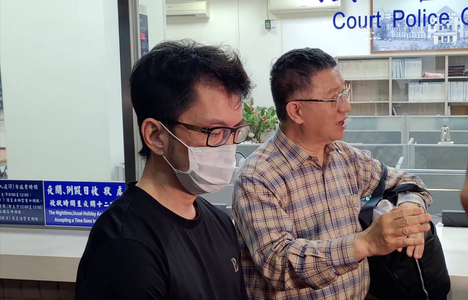 高雄津棧公司負責人李彥廷(左)涉嫌非法進口含蘇丹色素辣椒粉,今遭雄檢起訴。王吟芳攝