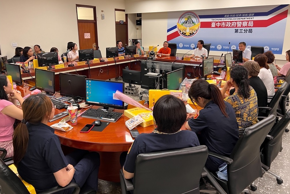 ▲圖說:第三分局提前歡慶母親節,溫馨的下午茶讓媽咪員警超「窩」心 (圖/台中市政府提供)