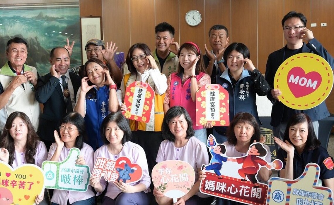 慶祝母親節 高市議長在總質詢首日舉辦甜蜜快閃送蛋糕