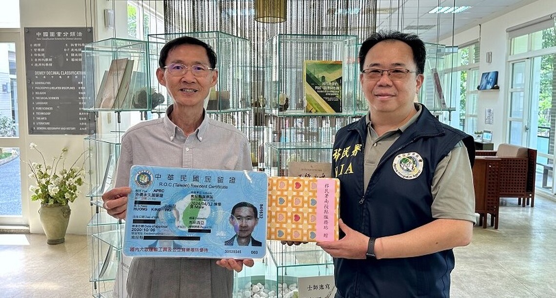 作育英才40餘年 馬來西亞籍方錦榮獲頒「馬偕計畫」永久居留證