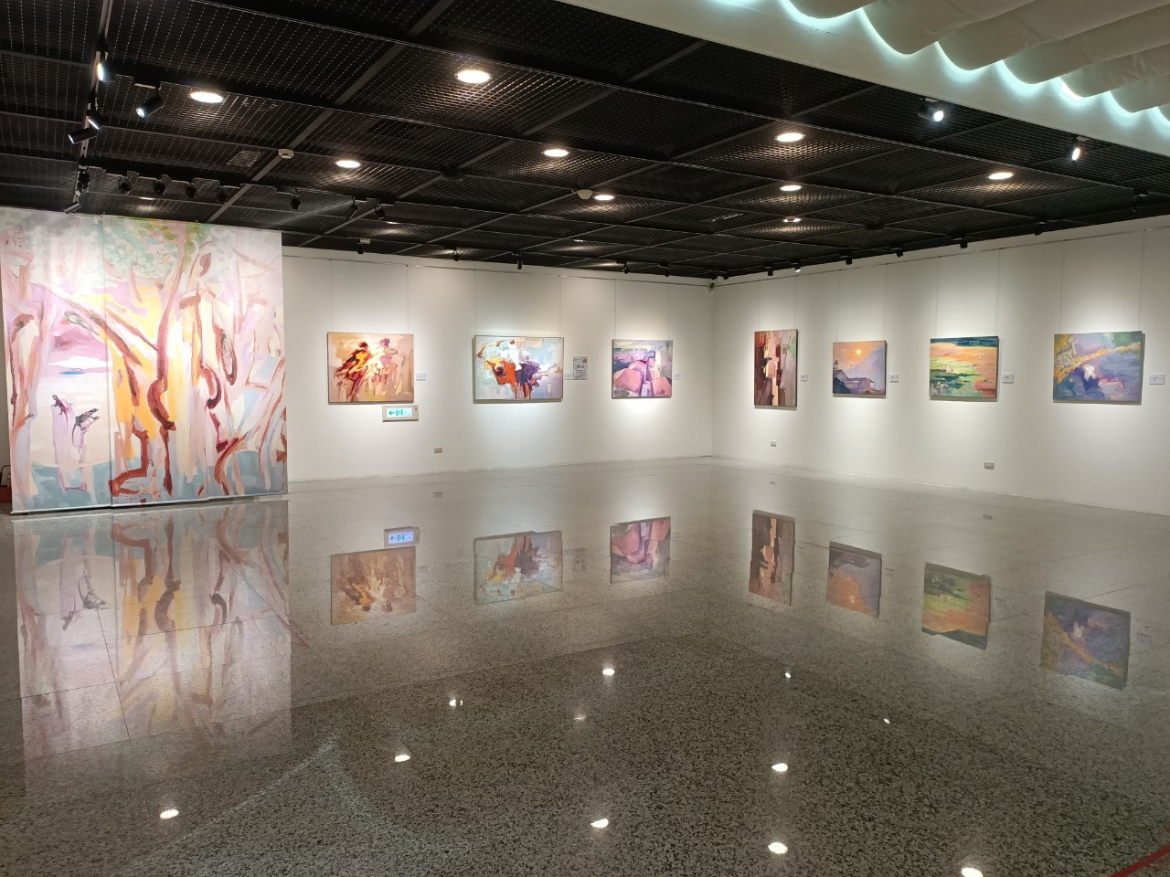 ▲國立彰化生活美學館舉辦「與自然共鳴—陳光明油畫創作展」，藝術家陳光明以油畫為主要創作媒材，靈感源自日常生活、音樂和運動。（記者張溎壕攝）