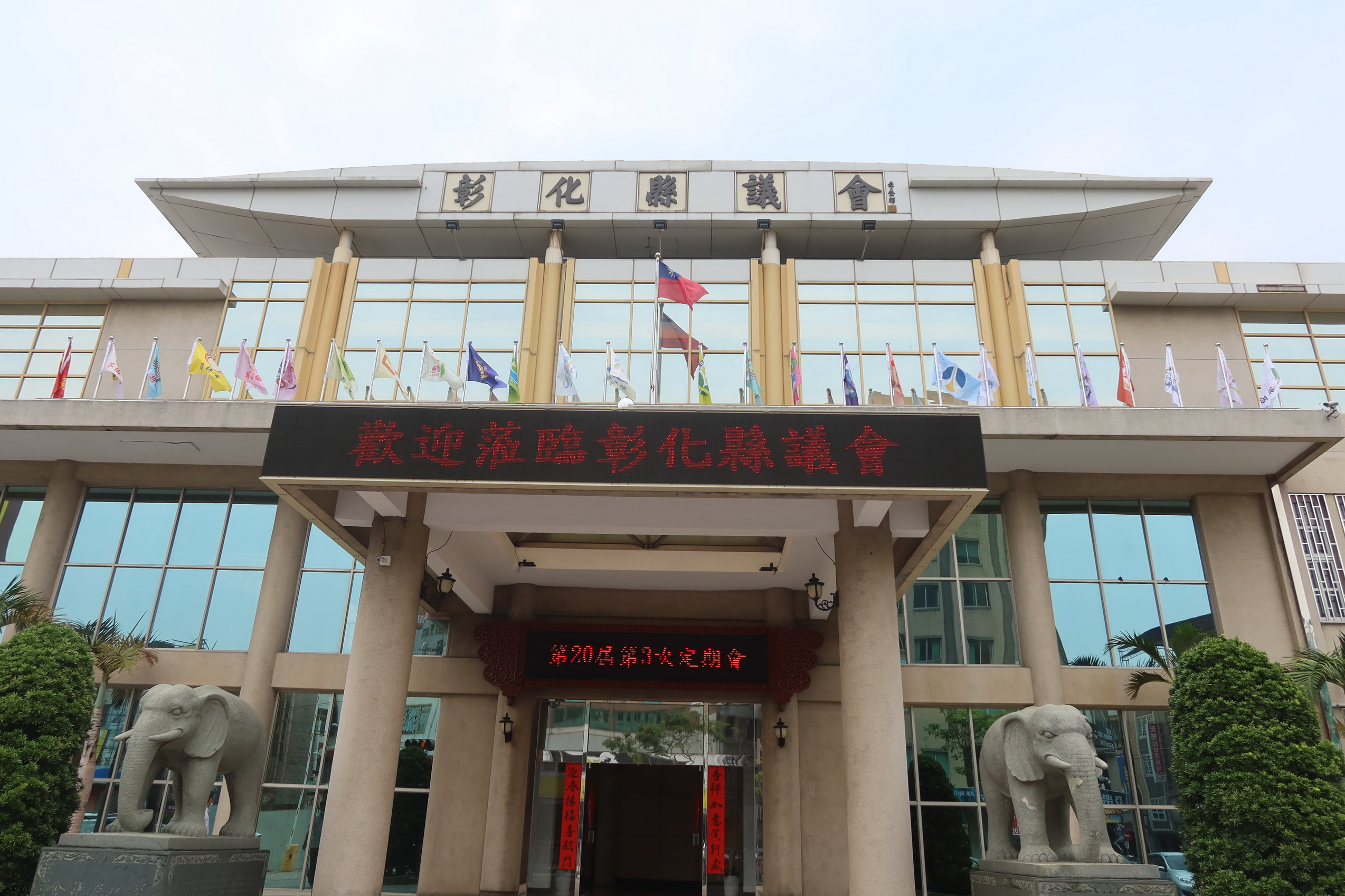 ▲彰化縣議員楊子賢今(9)日在縣議會定期會中要求彰化縣政府檢討住宅政策路線。(記者張溎壕攝)