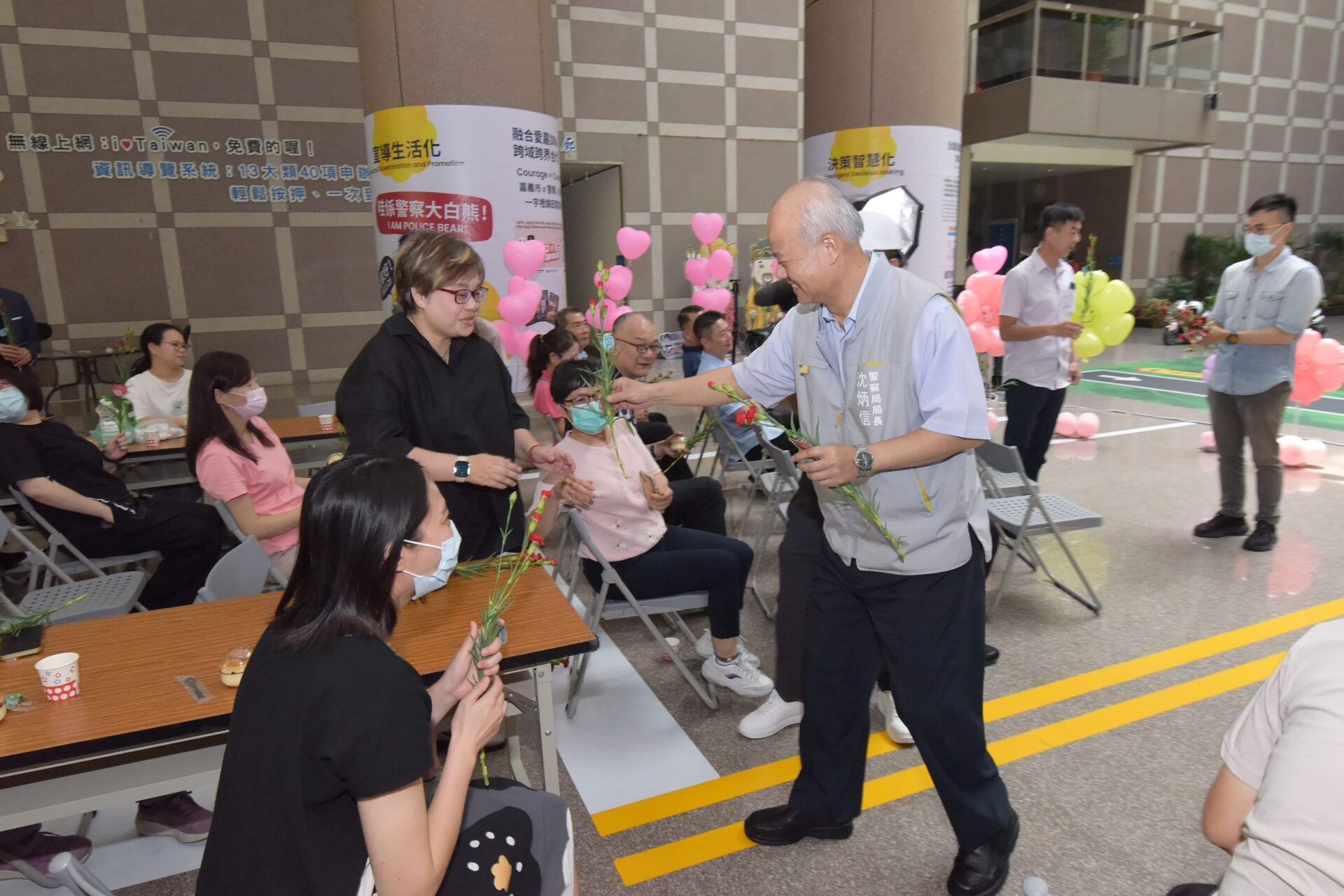 「抱緊處理愛+1」母親節活動 嘉義市警局表達對女性同仁的敬意