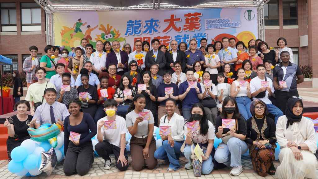 ▲大葉大學舉辦溫馨金針花宴慶祝母親節活動。(大葉大學提供)