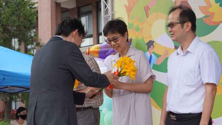▲大葉大學方文昌校長(左)送金針花給單位主管代表。（大葉大學提供）