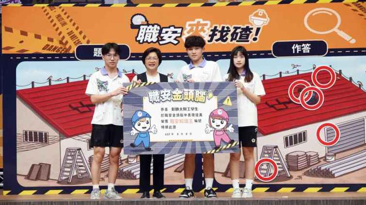 ▲彰化縣長王惠美和學生一起參與「職安來找碴」體驗活動。（記者林明佑攝）