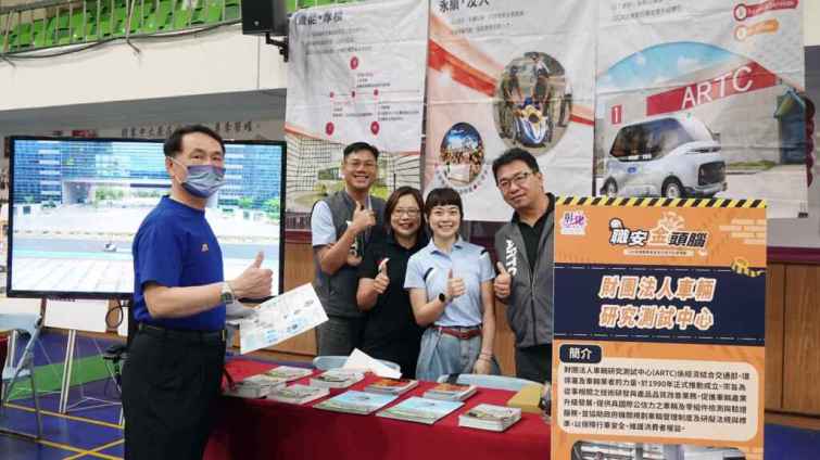 ▲中華民國體育總會國家教練方一成了解車輛研究測試中心職安金頭腦宣導。（記者林明佑攝）