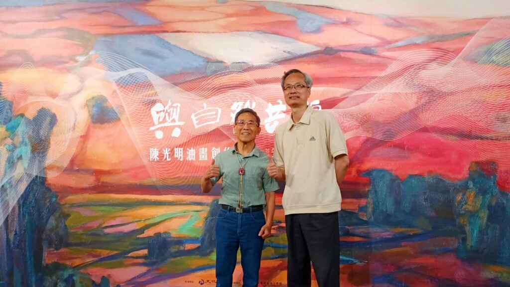 ▲文化部所屬國立彰化生活美學館第一、二展覽室舉辦「與自然共鳴-陳光明油畫創作展」,展出46件油畫作品,尹彙武館長邀請民眾走進美學館,一同欣賞油畫之美。(記者林明佑攝)