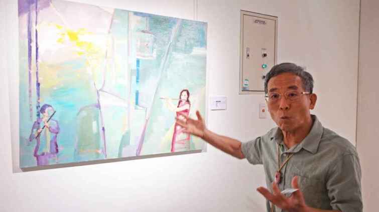 ▲藝術家陳光明希望觀眾能透過本次展覽，學會留心觀察日常週邊的環境，用美的眼睛仔細感受身邊的事物。（記者林明佑攝）